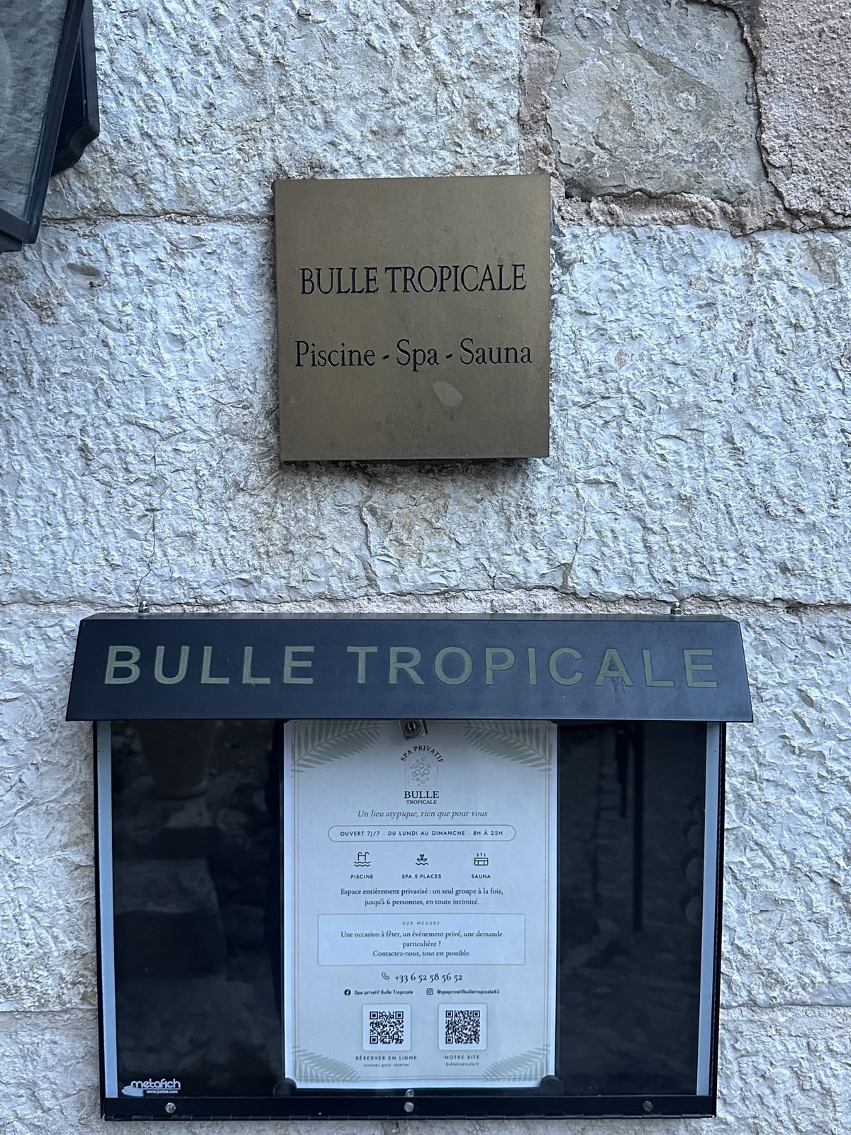 Plaque de l'entrée Bulle Tropicale à Callas