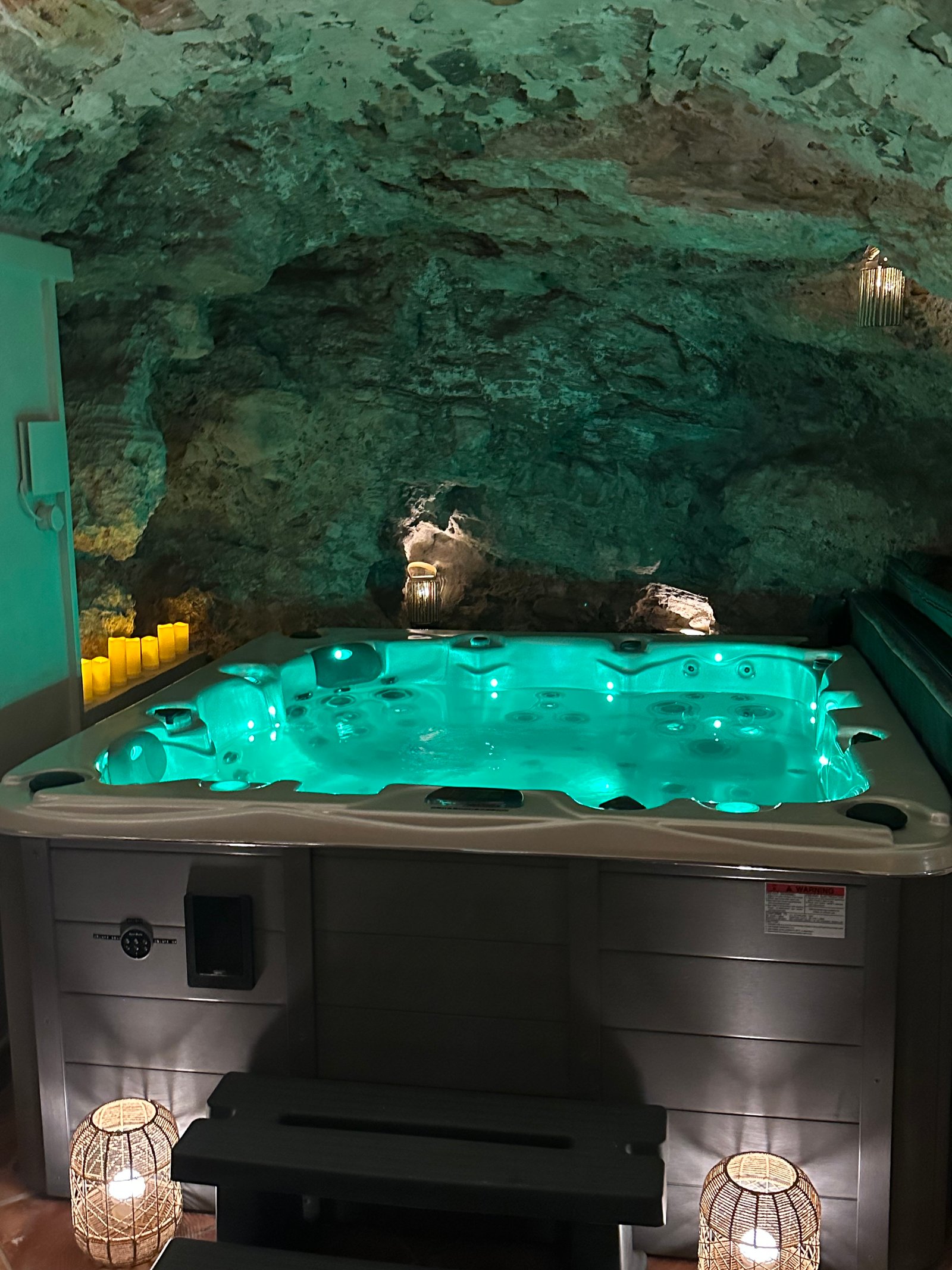 Jacuzzi cinq places adossé à la roche apparente