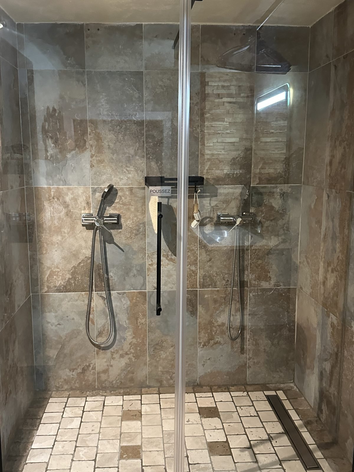 Salle de bain avec grand miroir LED et parement bois