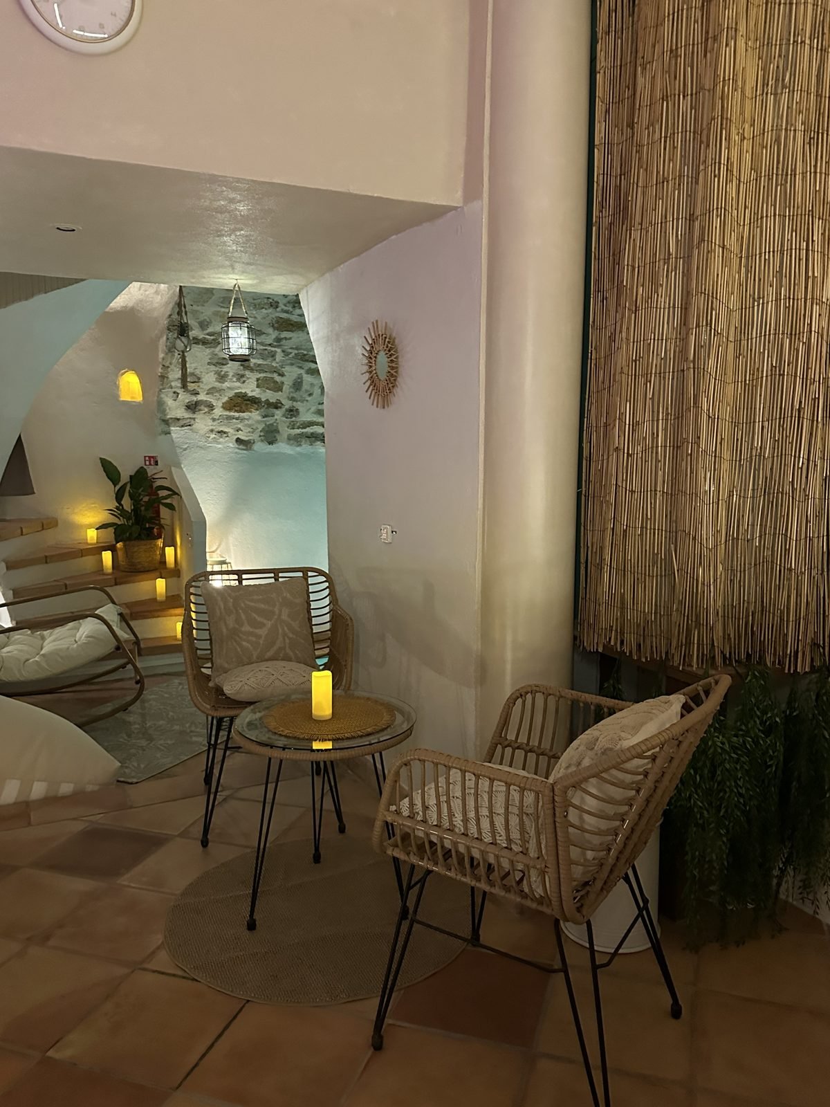 Coin salon avec fauteuils en rotin et table